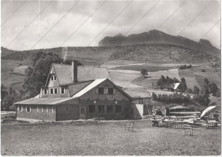 Chata v Zázrivej na Orave, v pozadí Rozsutec (1957) – Tvar
