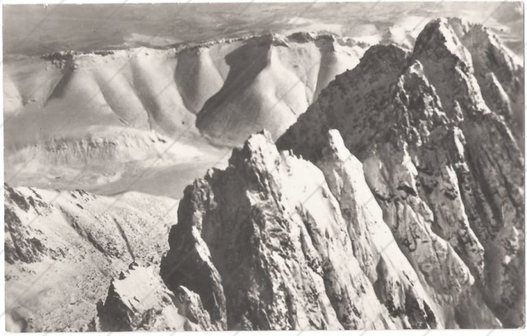 Lomnický štít, pohľad na Kežmarský štít a Belianské Tatry – Tatran – 1957