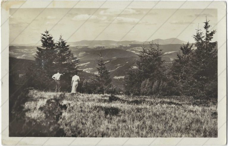 Pohľad z Veľkého Javorníku na Veřovké vrchy, Radhošť, Kněhyni, Čertův mlýn a Vsacké Bezkydy (Sklad Vašut a Valouch; Vel. Karlovice; cca 1934)