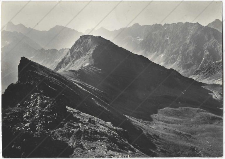 Pohľad z hrebeňa Valentkovej do Hladkého sedla a na Hladký, od ľava aj Mengusovské štíty, Kôprovský a Štrbský štít (VPL; 1965)