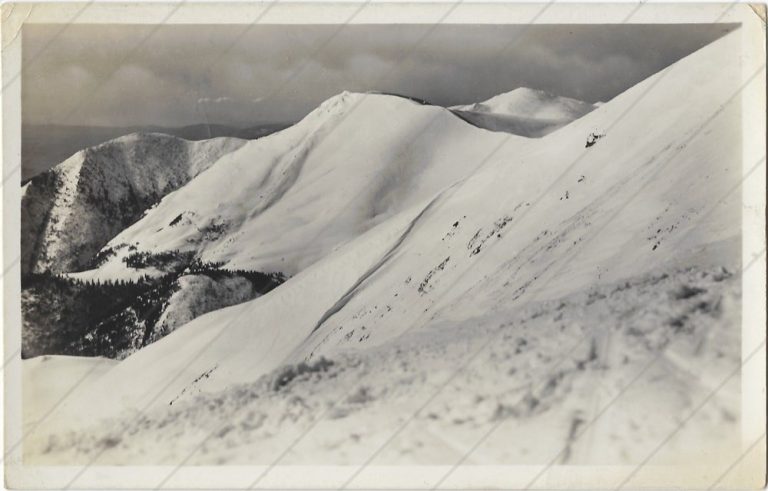 Pohľad zo svahu Stohu na Úplaz, Hromové a Veľký Kriváň, fotil Jožo Weider (1937; Grafo)