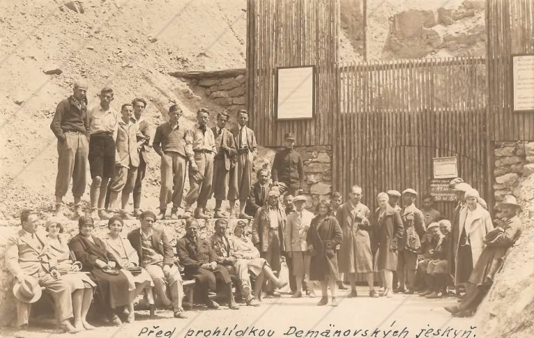 Pred prehliadkou Demänovskej jaskyne (1930) – Foto Jungmann