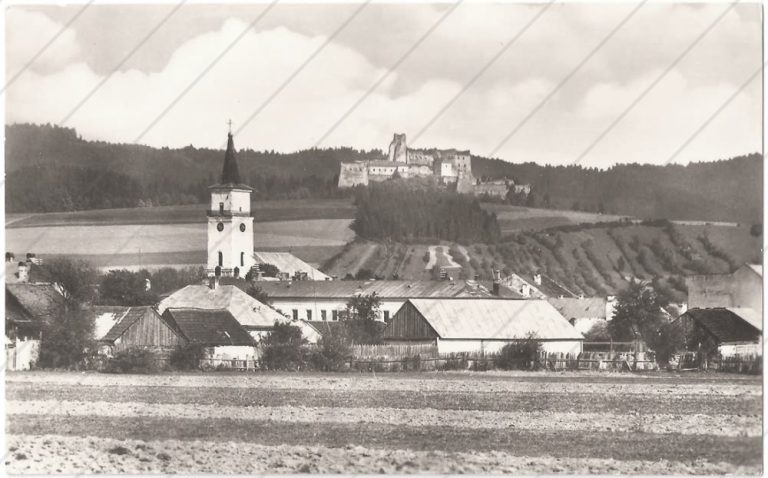 Stará Ľubovňa, rím.kat.kostol – v pozadí hrad – Tatran – cca 1950