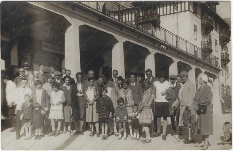 Štrbské pleso (fotopohľadnica, prešla poštou v 1930, ak dobre vidim)