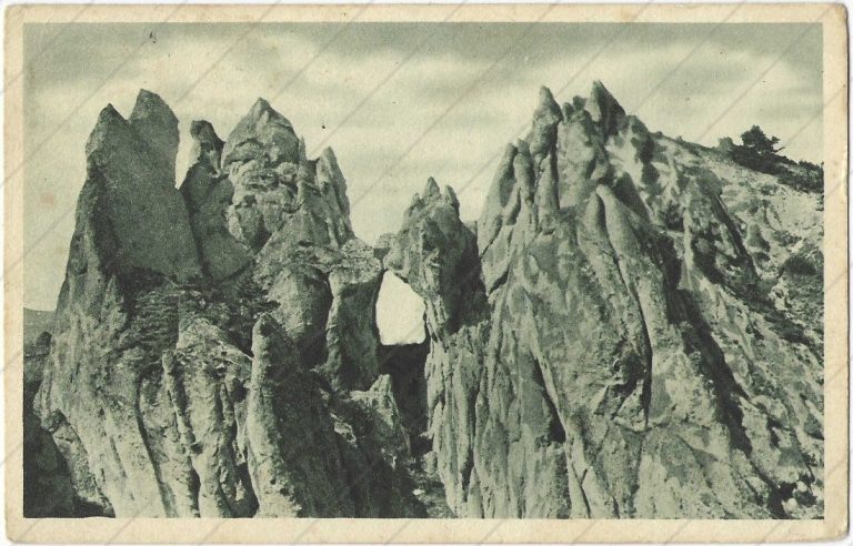 Suľovské skaly, Gotická brána (cca 1928) – Turistický dom v Súľove