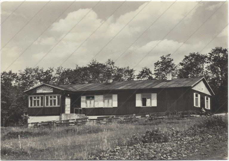 Turistická nocľaháreň pri Počúvadlianskom jazere pod Sitnom (1960-70; SVPL)