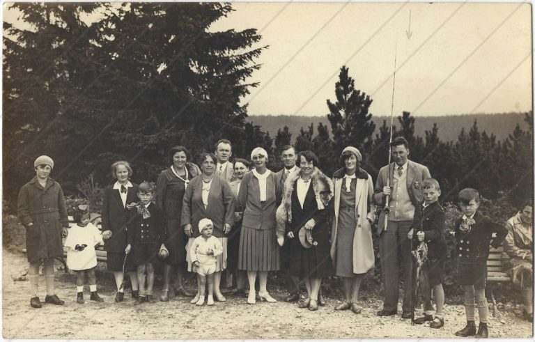 asi Štrbské pleso (fotopohľadnica, prešla poštou v 1930)