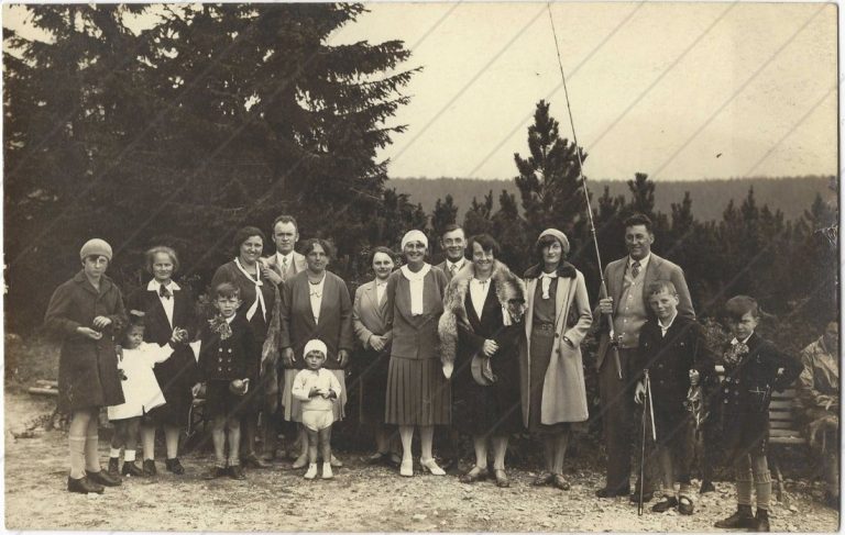 asi Štrbské pleso (fotopohľadnica, prešla poštou v 1930 – o deň neskôr)
